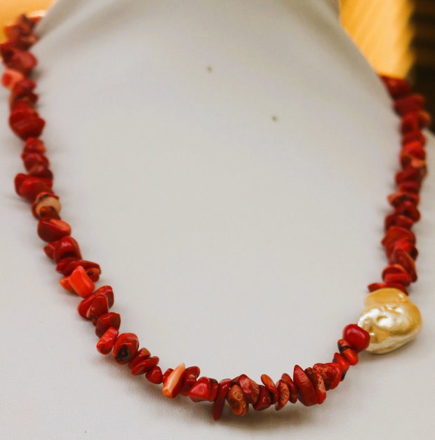 Colier handmade din cipsuri din coral si o margea din scoica