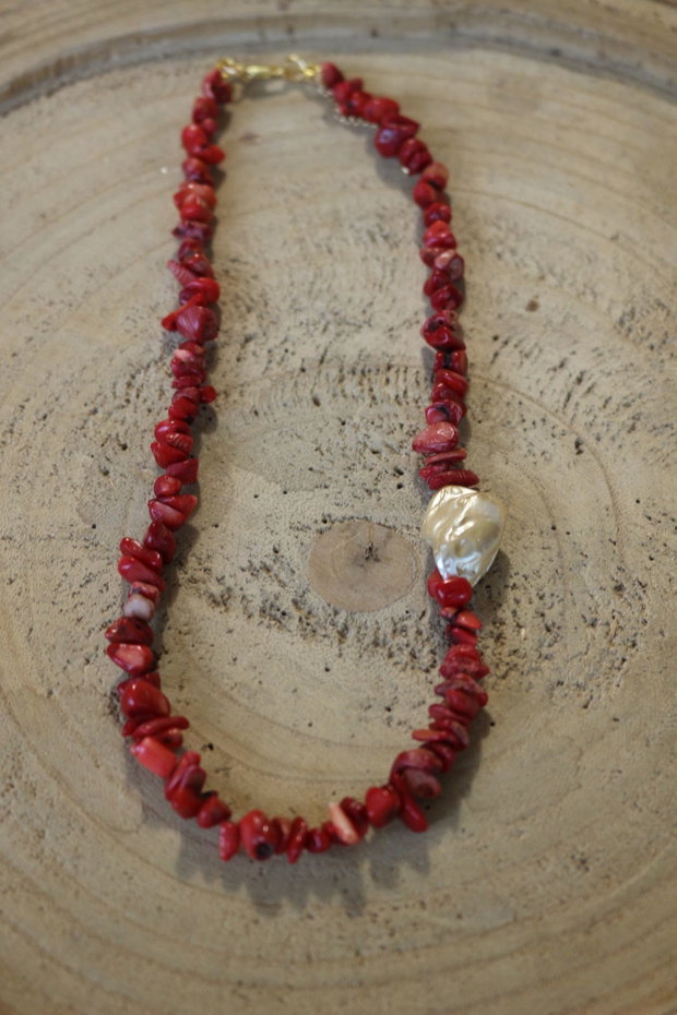 Colier handmade din cipsuri din coral si o margea din scoica