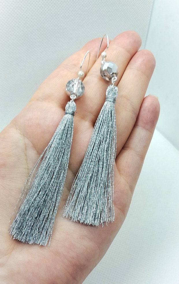 Cercei lungi eleganți, cu cristale de Cehia și ciucure textil - argintiu