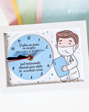 Ceas medic personalizat cu nume si mesaj pictat manual medic
