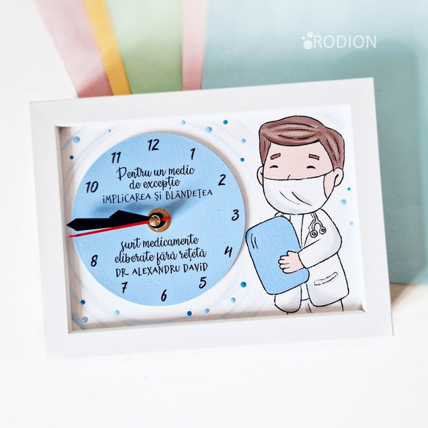 Ceas medic personalizat cu nume si mesaj pictat manual medic