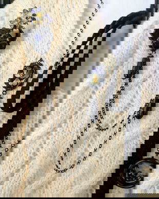 Brosa dublă cu panseluțe naturale și lanțuri negre, bijuterie statement lucrată manual