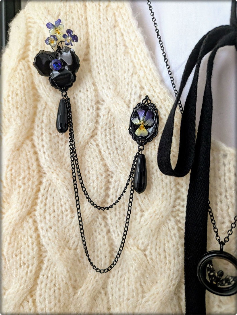 Brosa dublă cu panseluțe naturale și lanțuri negre, bijuterie statement lucrată manual