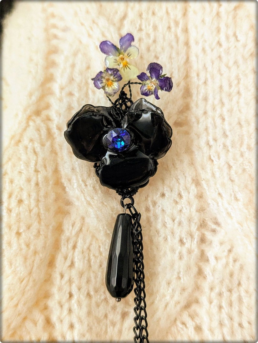 Brosa dublă cu panseluțe naturale și lanțuri negre, bijuterie statement lucrată manual