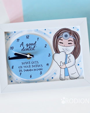 Ceas inramat dentista pictat manual personalizat cu nume