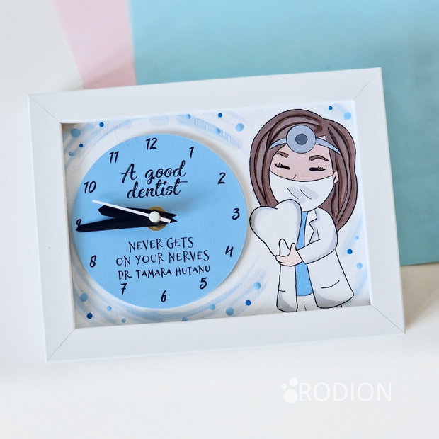 Ceas inramat dentista pictat manual personalizat cu nume