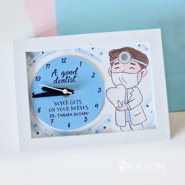 Ceas personalizat handmade pictat manual medic dentist