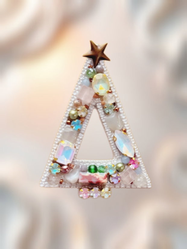 Broșă MAGICAL CHRISTMAS TREE  simbol al luminii, iubirii și autenticității - Broșă brad cu pietre semipretioase : jad, piatra lunii, topaz, unakit, cuart roz, jasp - bijuterie handmade unicat