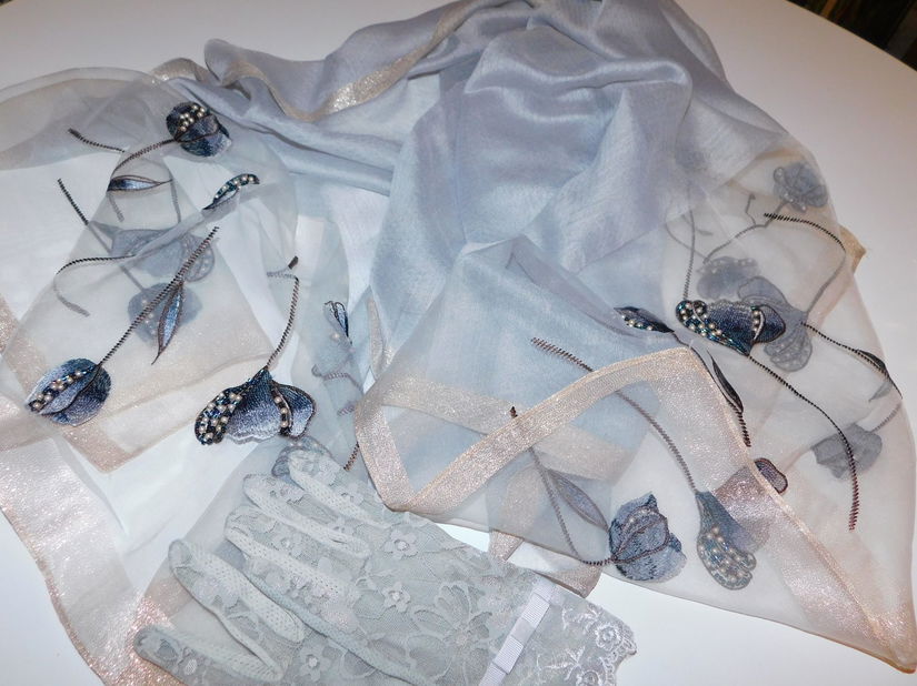 Esarfa deosebita matase cu lina extrafina , manusi noi elegante , colier nou perle