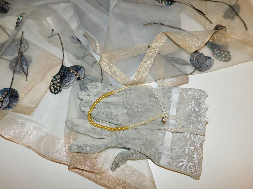 Esarfa deosebita matase cu lina extrafina , manusi noi elegante , colier nou perle