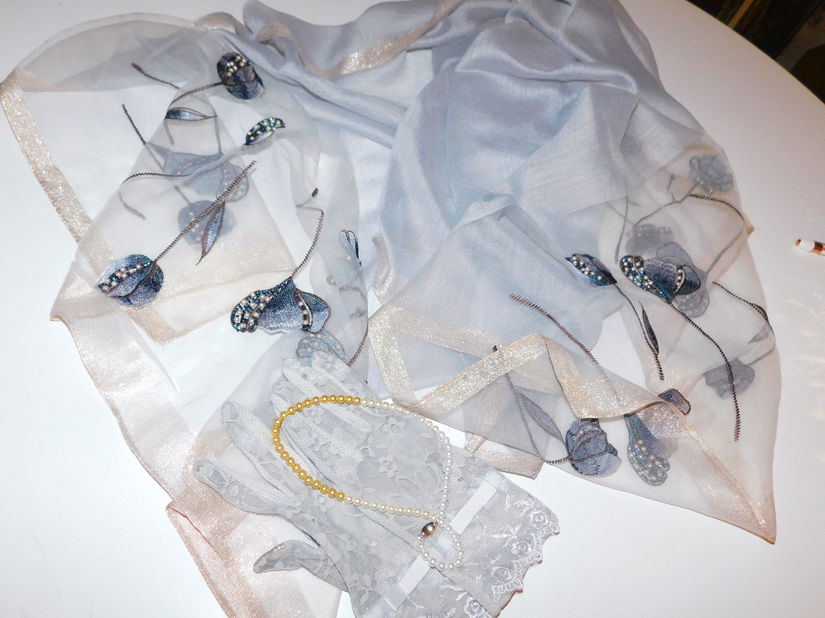 Esarfa deosebita matase cu lina extrafina , manusi noi elegante , colier nou perle