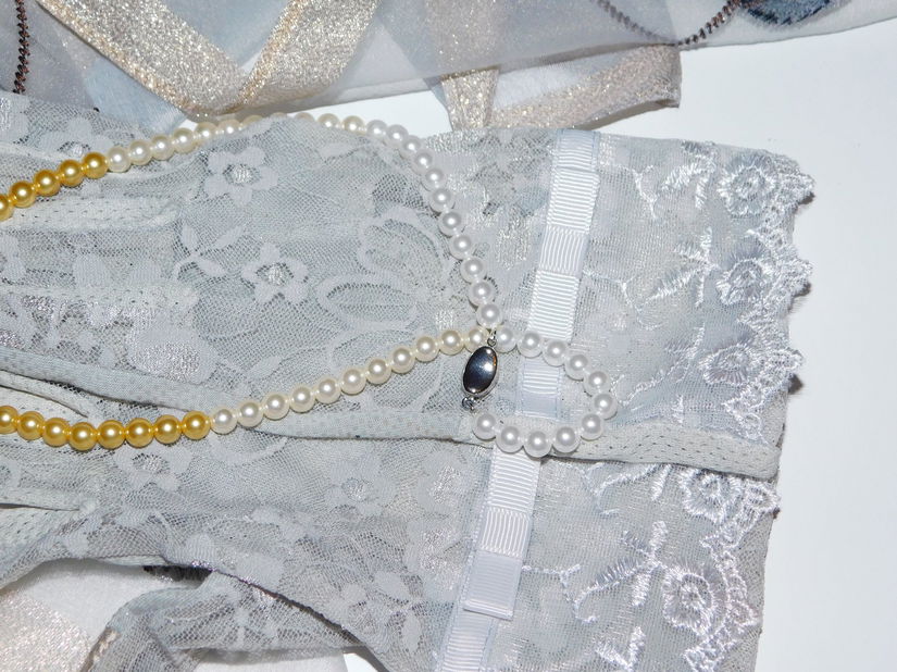 Esarfa deosebita matase cu lina extrafina , manusi noi elegante , colier nou perle