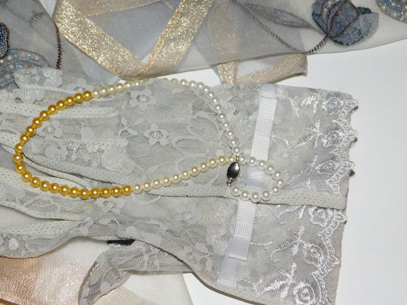 Esarfa deosebita matase cu lina extrafina , manusi noi elegante , colier nou perle