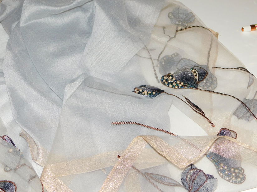 Esarfa deosebita matase cu lina extrafina , manusi noi elegante , colier nou perle