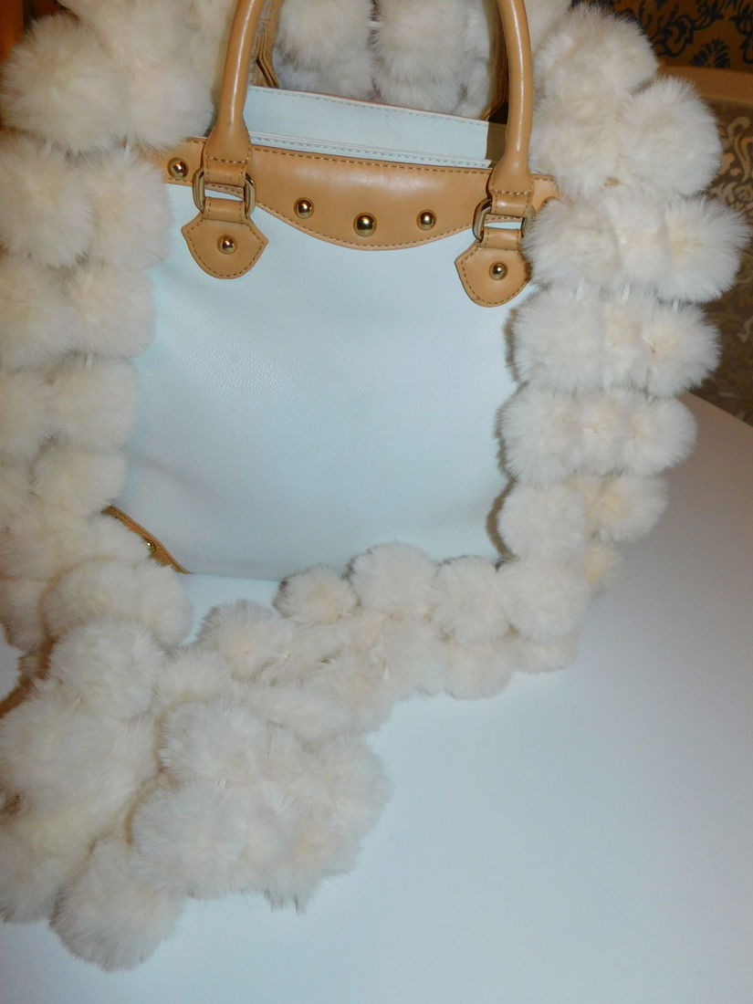 Geanta noua Carpisa,  cadou  sal  circular blanita asortat