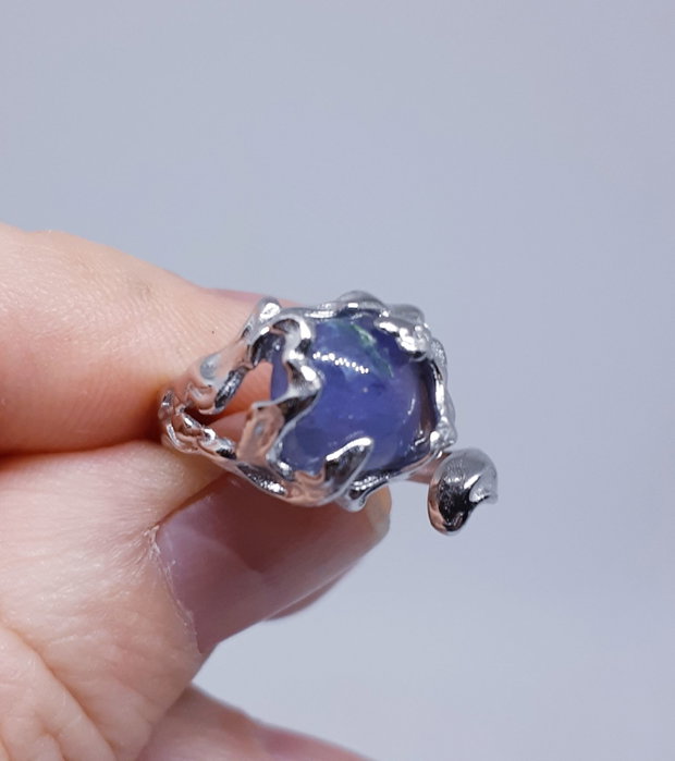 Inel deschis din argint cu design organic si un cristal nstural de kyanit