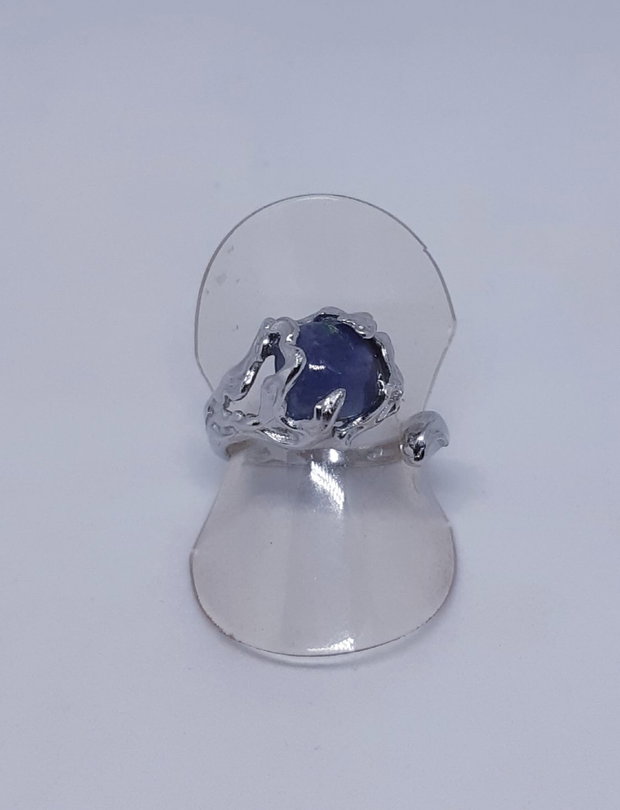 Inel deschis din argint cu design organic si un cristal nstural de kyanit