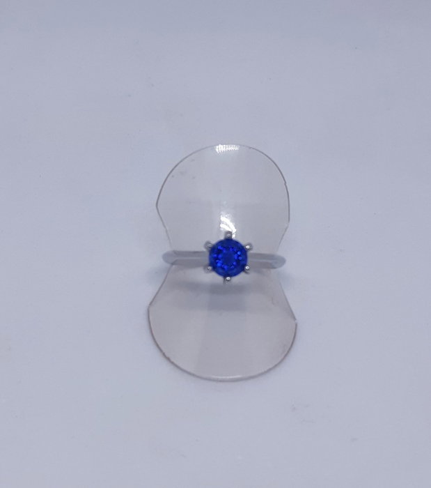 Inel din argint cu un cristal Svarowski albastru, piramidal, prins in 6 gherute