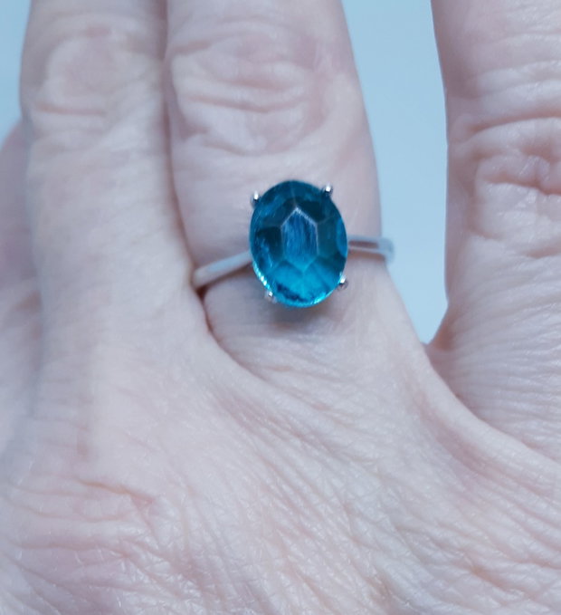 Inel ajustabil din argint cu un cristal Svarowski oval, polifatetat, turcoaz