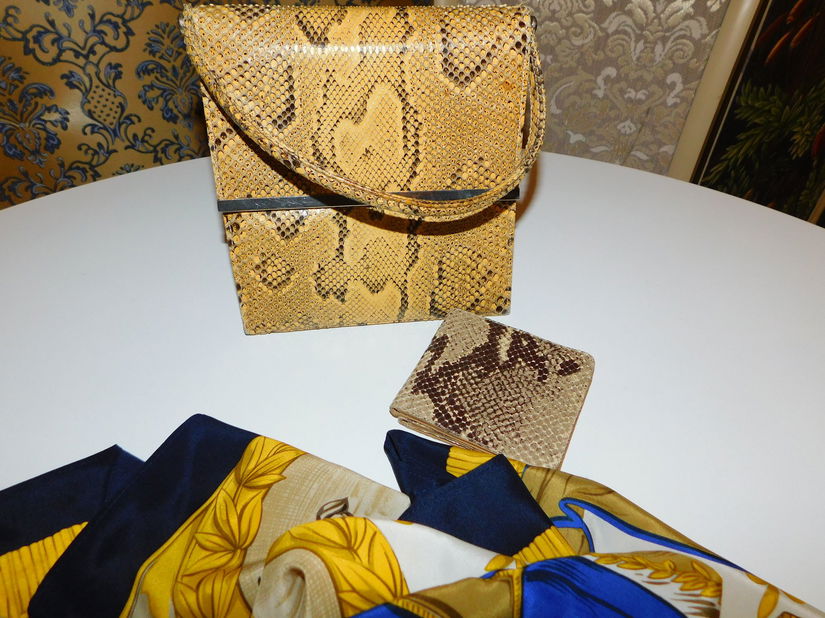 Poseta Italia , vintage 1952 , piesa rara, piele sarpe  nevopsit,  esarfa matase naturala noua  si portmoneu piele sarpe cadou