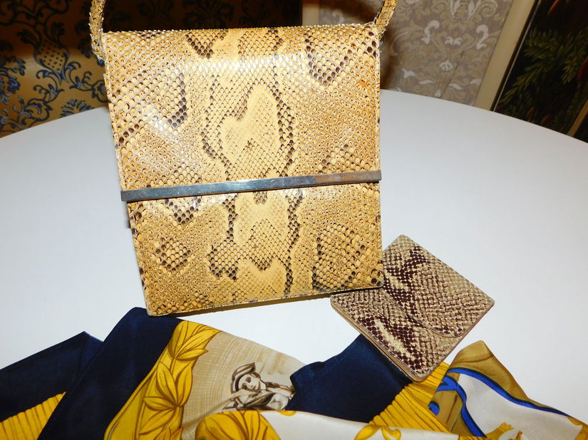 Poseta Italia , vintage 1952 , piesa rara, piele sarpe  nevopsit,  esarfa matase naturala noua  si portmoneu piele sarpe cadou