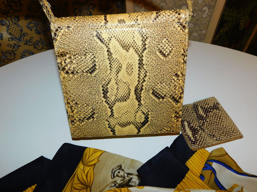 Poseta Italia , vintage 1952 , piesa rara, piele sarpe  nevopsit,  esarfa matase naturala noua  si portmoneu piele sarpe cadou