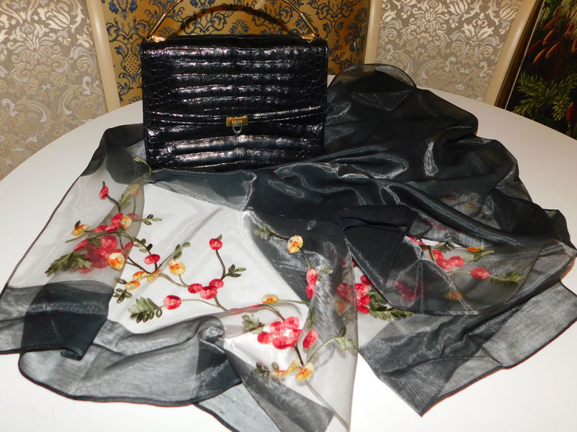 Poseta neagra  vintage , autentica, piele exotica , deosebita esarfa noua lina cu matase naturala  cadou