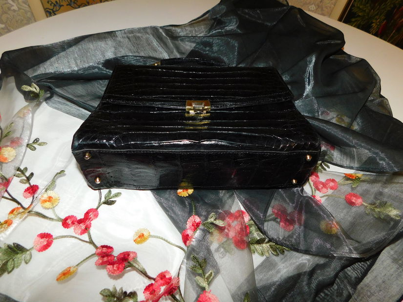 Poseta neagra  vintage , autentica, piele exotica , deosebita esarfa noua lina cu matase naturala  cadou