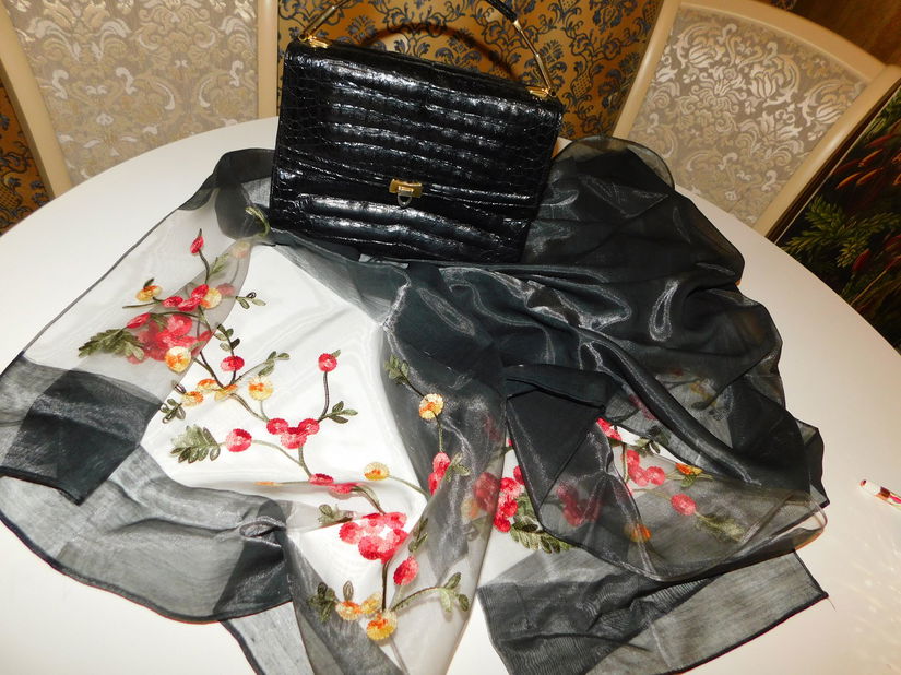 Poseta neagra  vintage , autentica, piele exotica , deosebita esarfa noua lina cu matase naturala  cadou