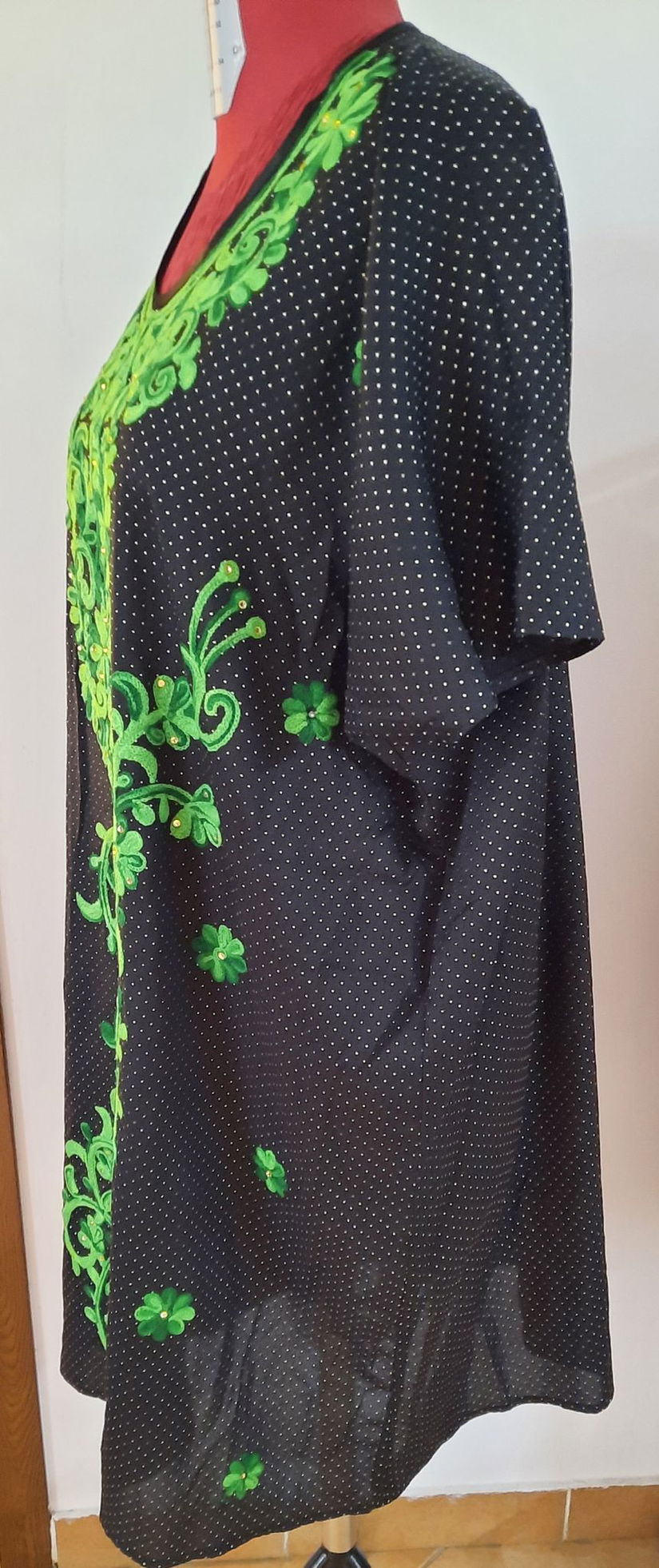 Rochie cu aplicații verzi