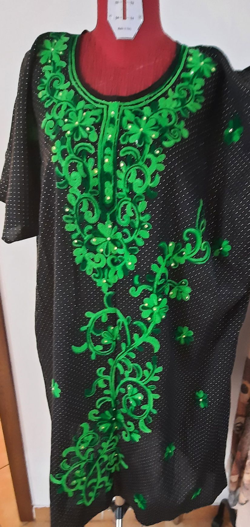 Rochie cu aplicații verzi