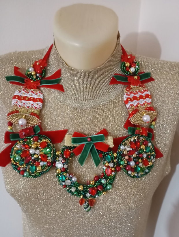 Colier vesel de Crăciun .rezervat