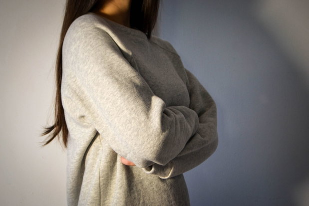 Bluzon oversize tip raglan cu detaliu lateral