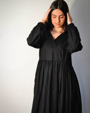 Rochie midi din in negru, petrecută în partea de sus.