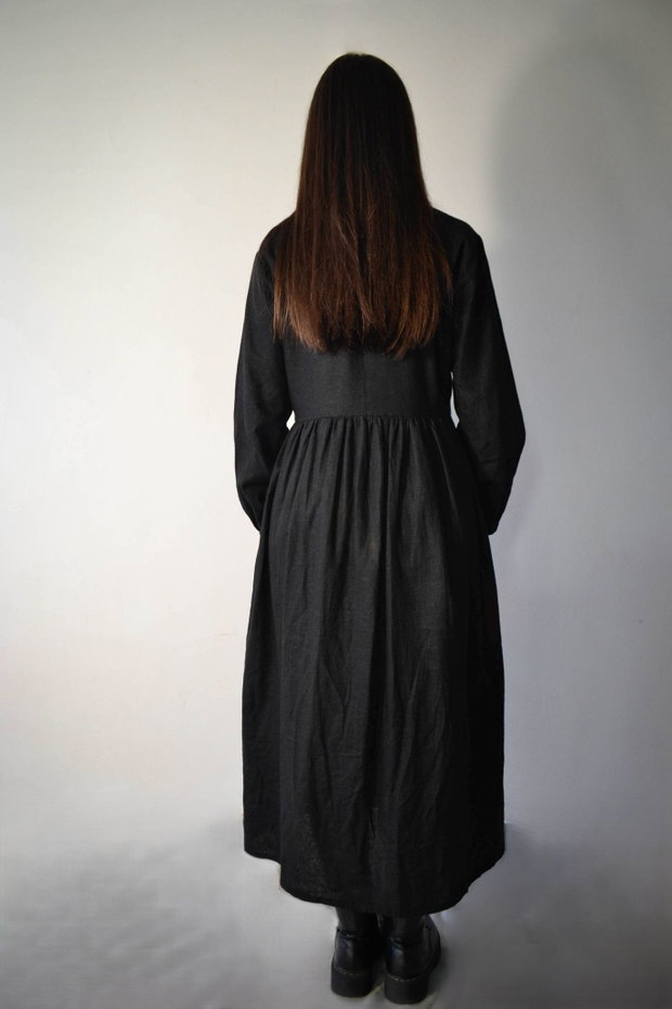 Rochie midi din in negru, petrecută în partea de sus.