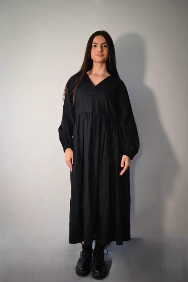Rochie midi din in negru, petrecută în partea de sus.
