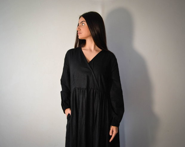 Rochie midi din in negru, petrecută în partea de sus.