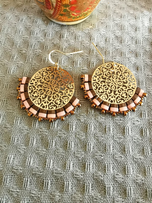 Cercei rotunzi oversized filigran cu margele Tila, cercei statement handmade, cercei Boho roz si auriu