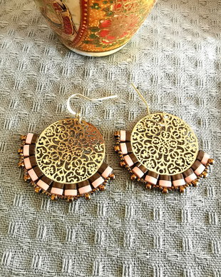 Cercei rotunzi oversized filigran cu margele Tila, cercei statement handmade, cercei Boho roz si auriu