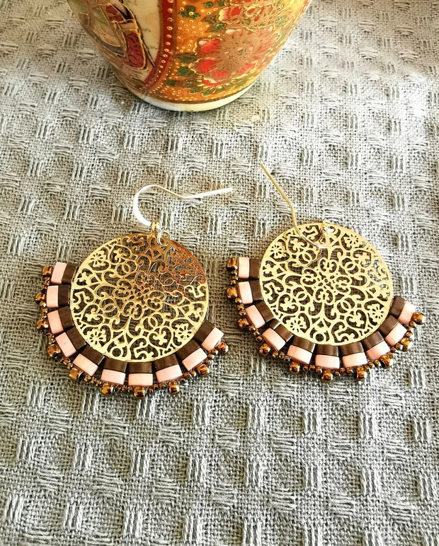 Cercei rotunzi oversized filigran cu margele Tila, cercei statement handmade, cercei Boho roz si auriu
