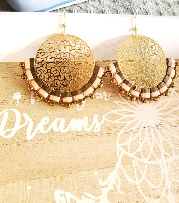 Cercei rotunzi oversized filigran cu margele Tila, cercei statement handmade, cercei Boho roz si auriu