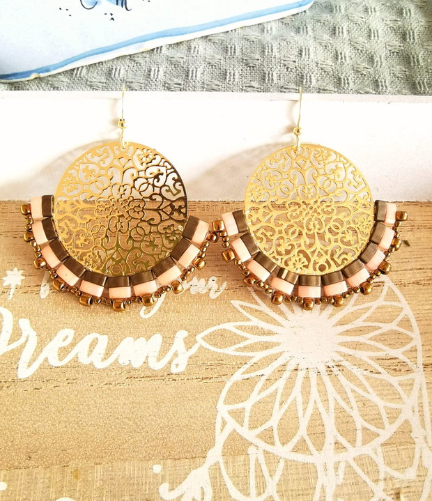 Cercei rotunzi oversized filigran cu margele Tila, cercei statement handmade, cercei Boho roz si auriu