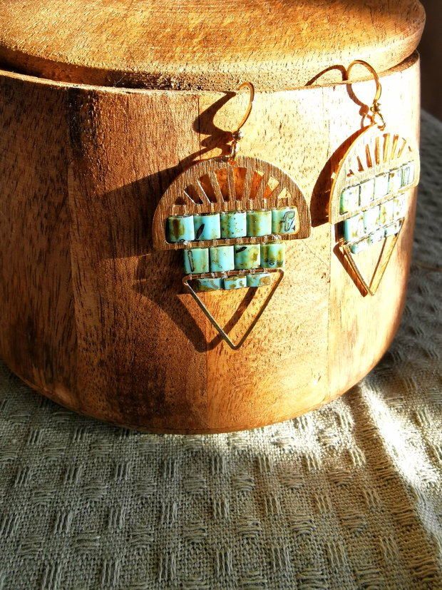 Cercei boho statement cu margele Tila turcoaz si elemente aurii, cercei lungi Dangle