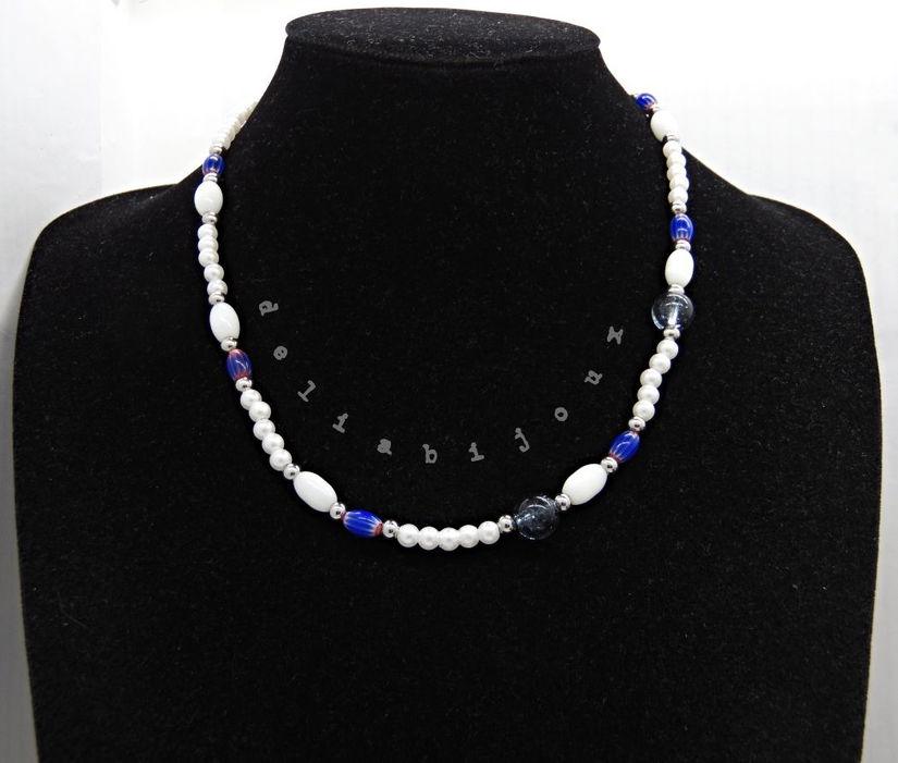 Colier unicat din sticlă și perle compoziție alb & albastru (cod1362)