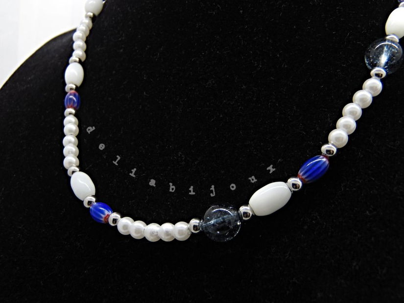 Colier unicat din sticlă și perle compoziție alb & albastru (cod1362)