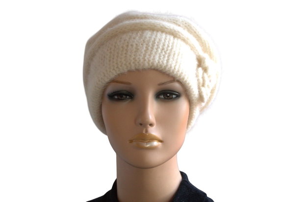 Beretă, caciula ivorie tricotată manual din mohair Visone  eleganță și rafinament italian