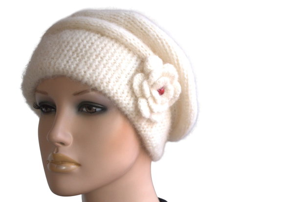 Beretă, caciula ivorie tricotată manual din mohair Visone  eleganță și rafinament italian