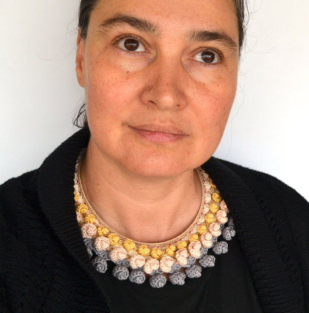 Colier crosetat roz pal si gri deschis