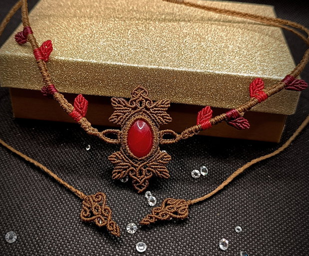 Colier Choker Frunze Micromacrame cu Jad Roșu