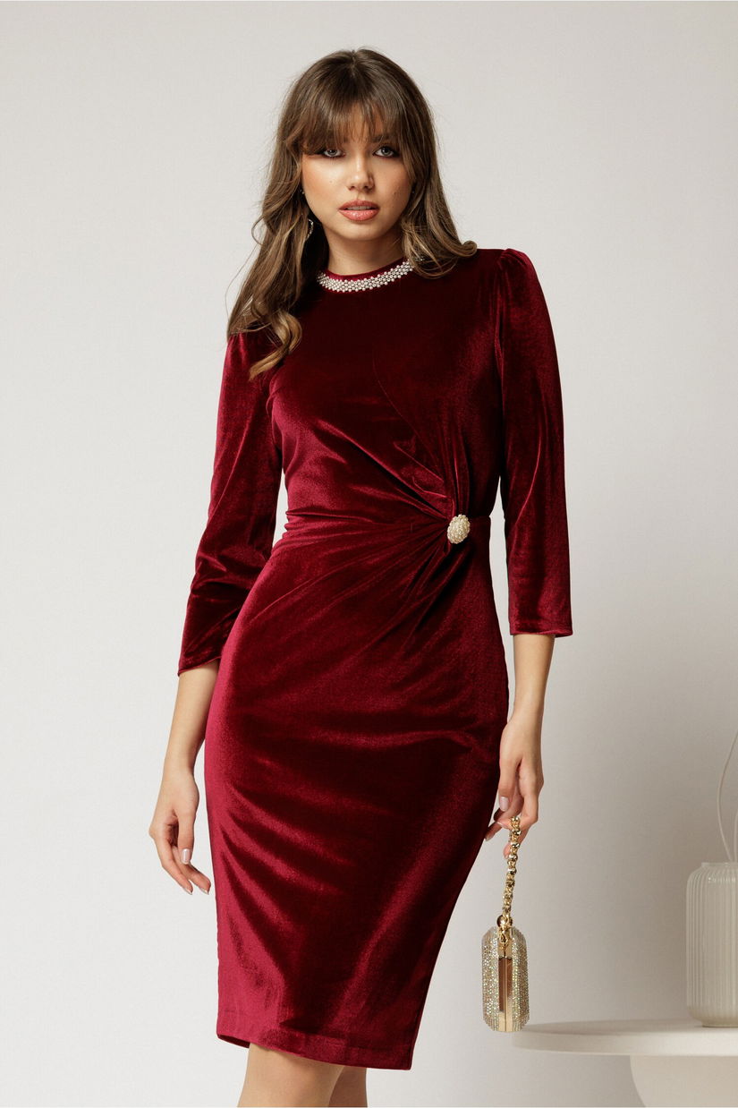 Rochie DY Fashion bordo din catifea cu perle la guler si brosa eleganta